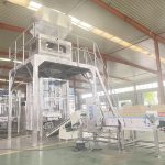 Viena komplekta automātiska 1–3,5 kg mazgāšanas līdzekļa pulvera iepakošanas mašīna, kas ir gatava piegādei.